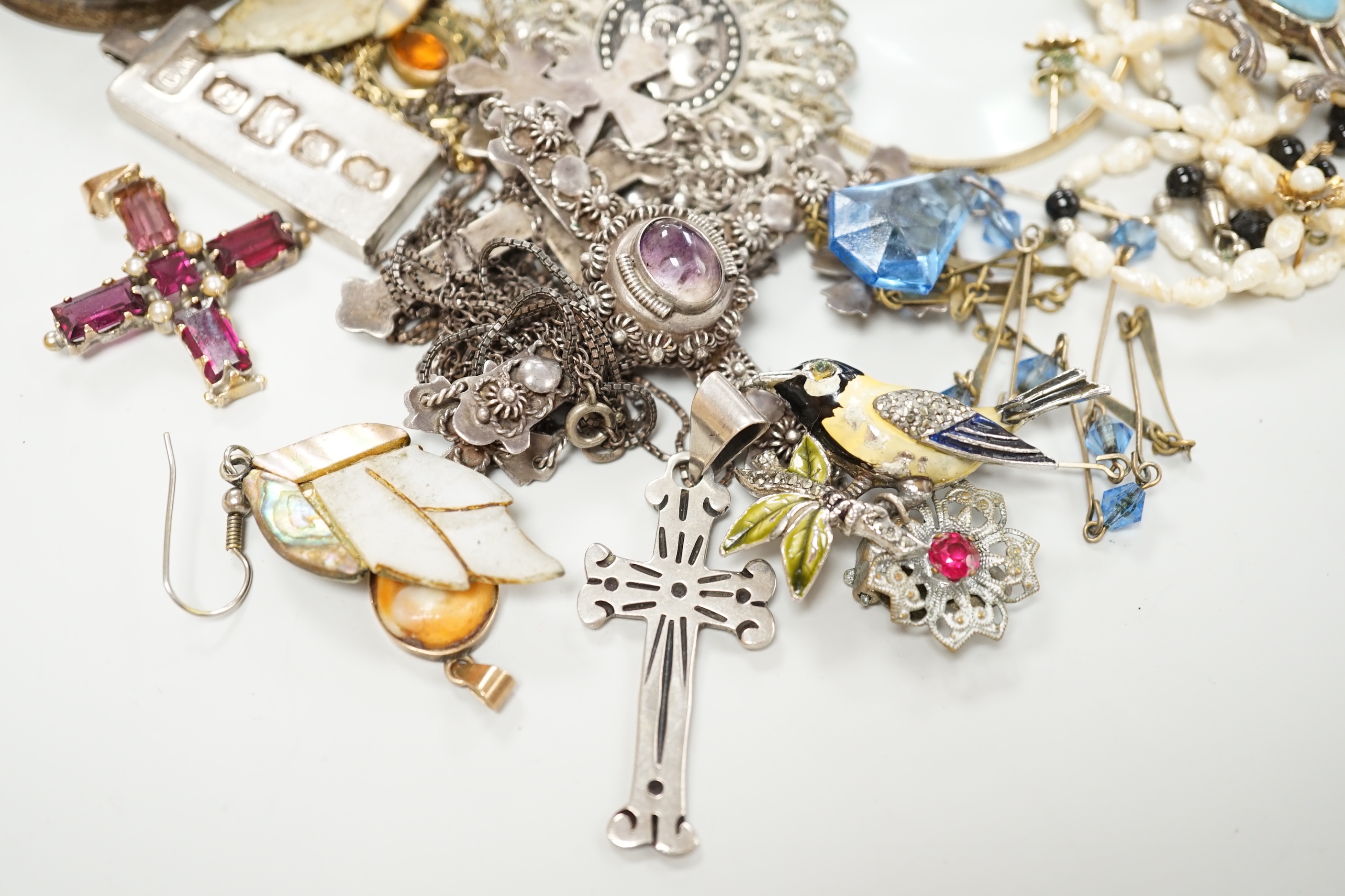 Assorted jewellery including silver and costume.